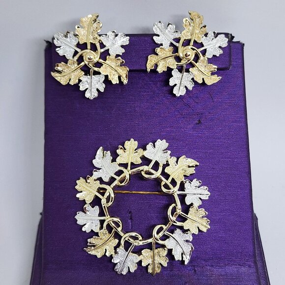 Sarah Coventry Silver Gold Holiday Christmas Wreath Pin & Clip Earrings Set - Picture 2 of 13